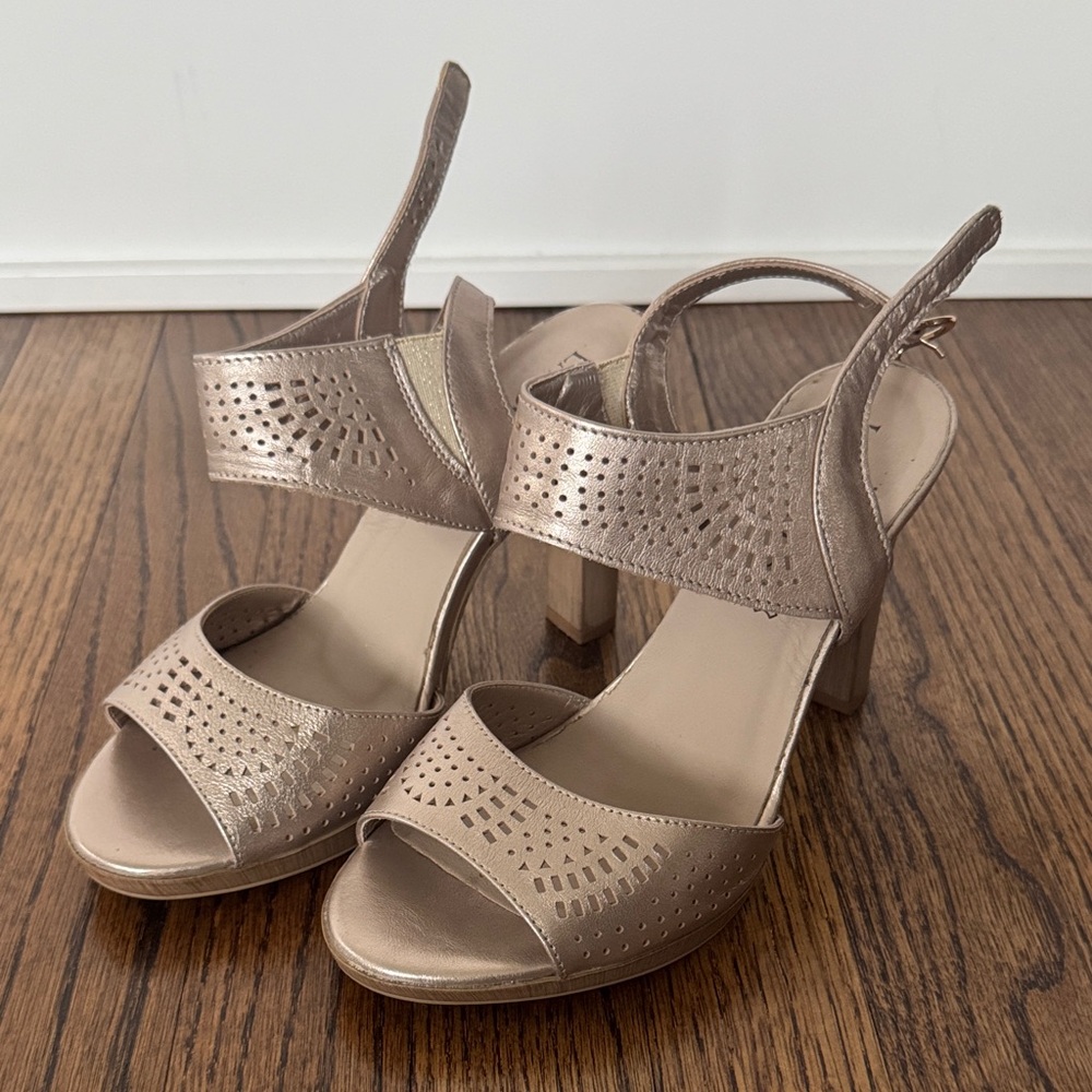 Elegant Women's shiny tan Heeled Sandals